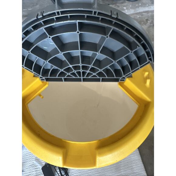 Frabill Bait Station Bucket | Large Aerated Live Bait 6-Gallon Storage - Picture 2 of 7